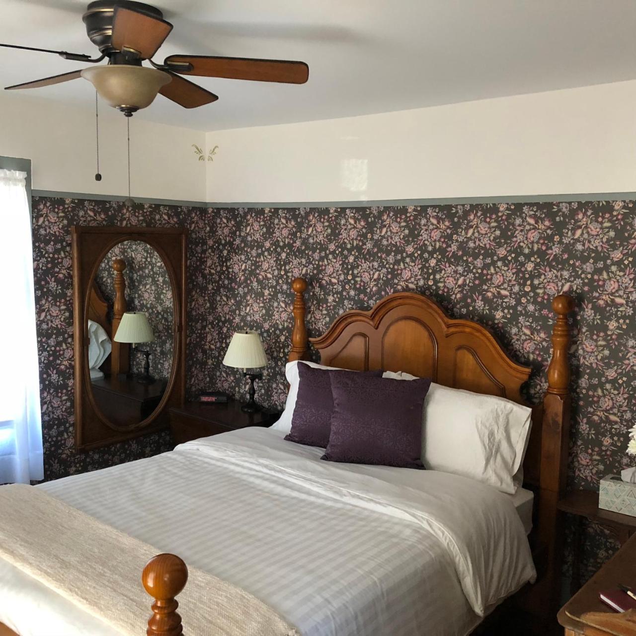 Riverwind Inn Bed And Breakfast Deep River Esterno foto