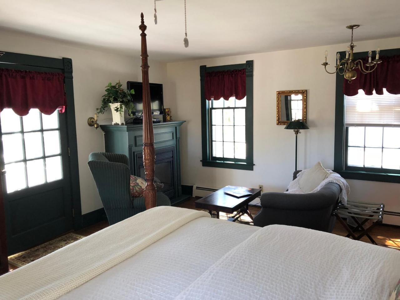 Riverwind Inn Bed And Breakfast Deep River Esterno foto