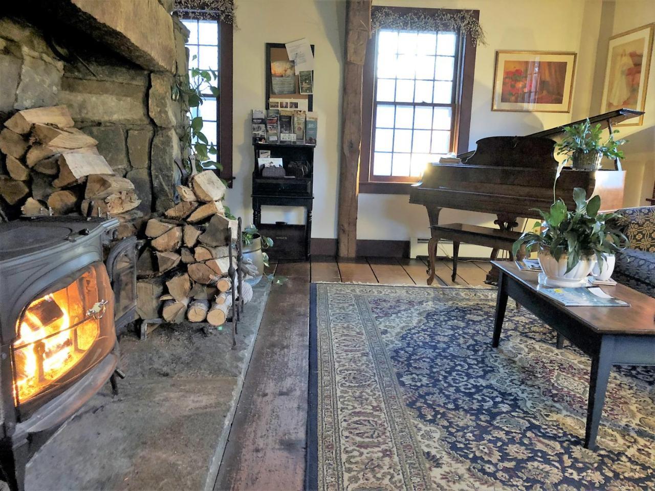 Riverwind Inn Bed And Breakfast Deep River Esterno foto