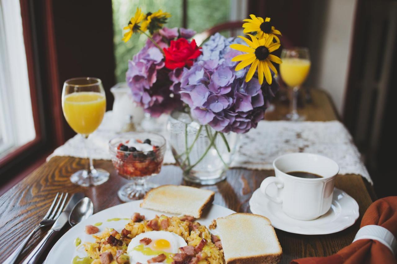 Riverwind Inn Bed And Breakfast Deep River Esterno foto